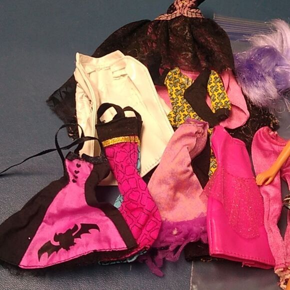 Monsters High Cleo De Nile Cheer  & friend with Accessories - Picture 5 of 6